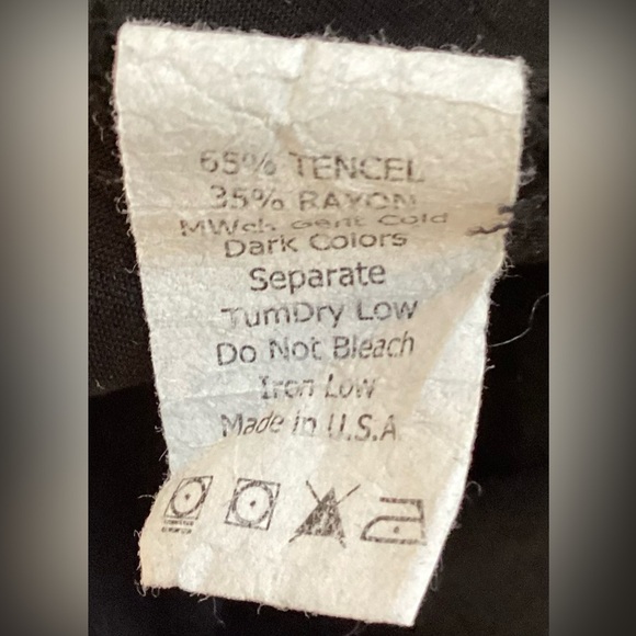 Black, rayon blend long dress. Lg pockets, loose fit, XL. Flattering fit - Picture 7 of 8